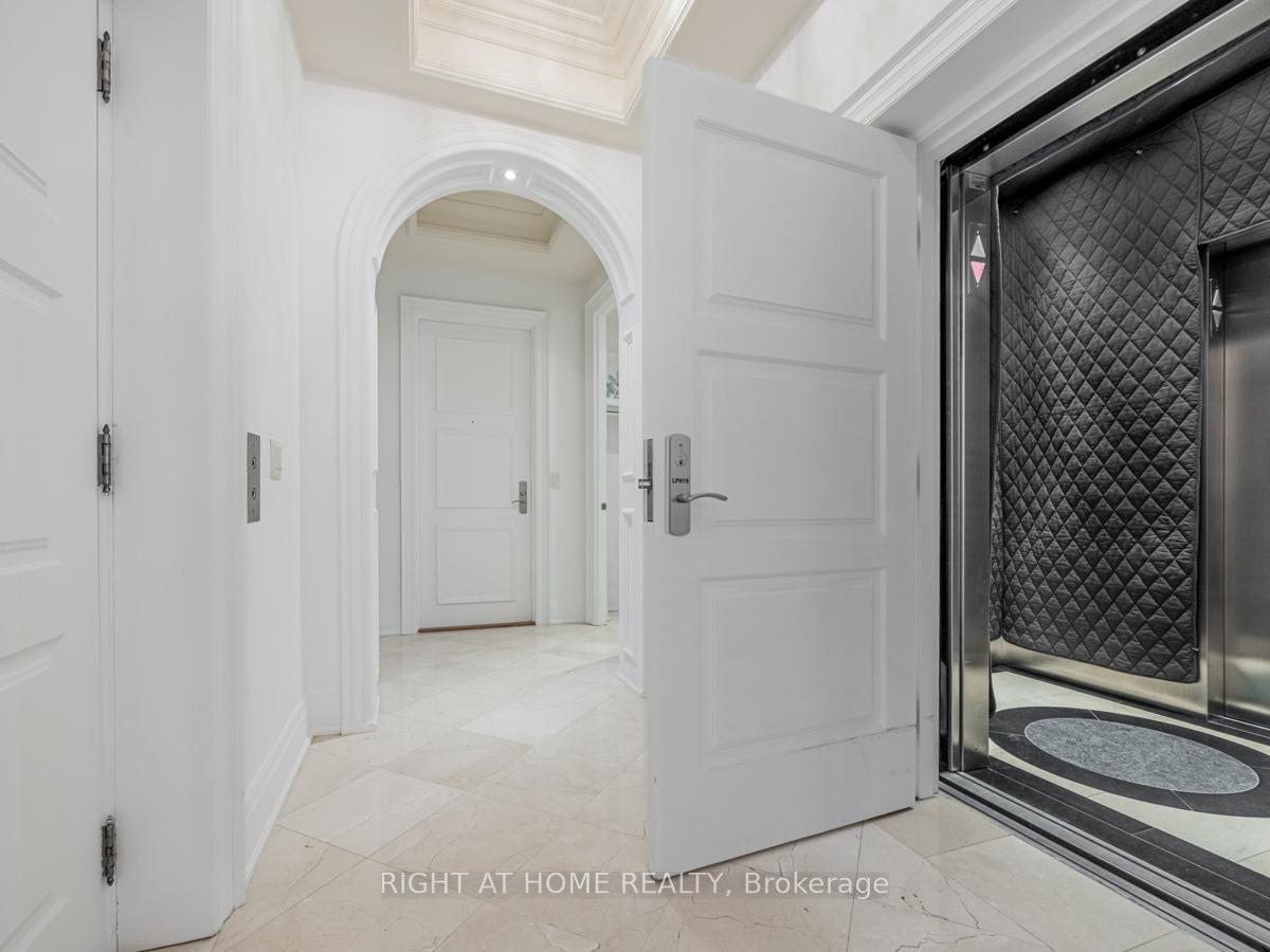 2095 Lake Shore Boulevard W LPH19