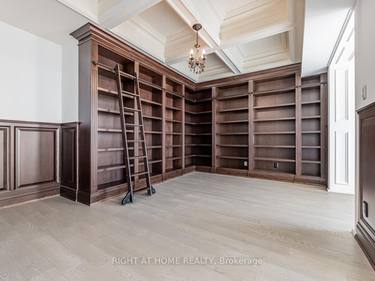 2095 Lake Shore Boulevard W LPH19