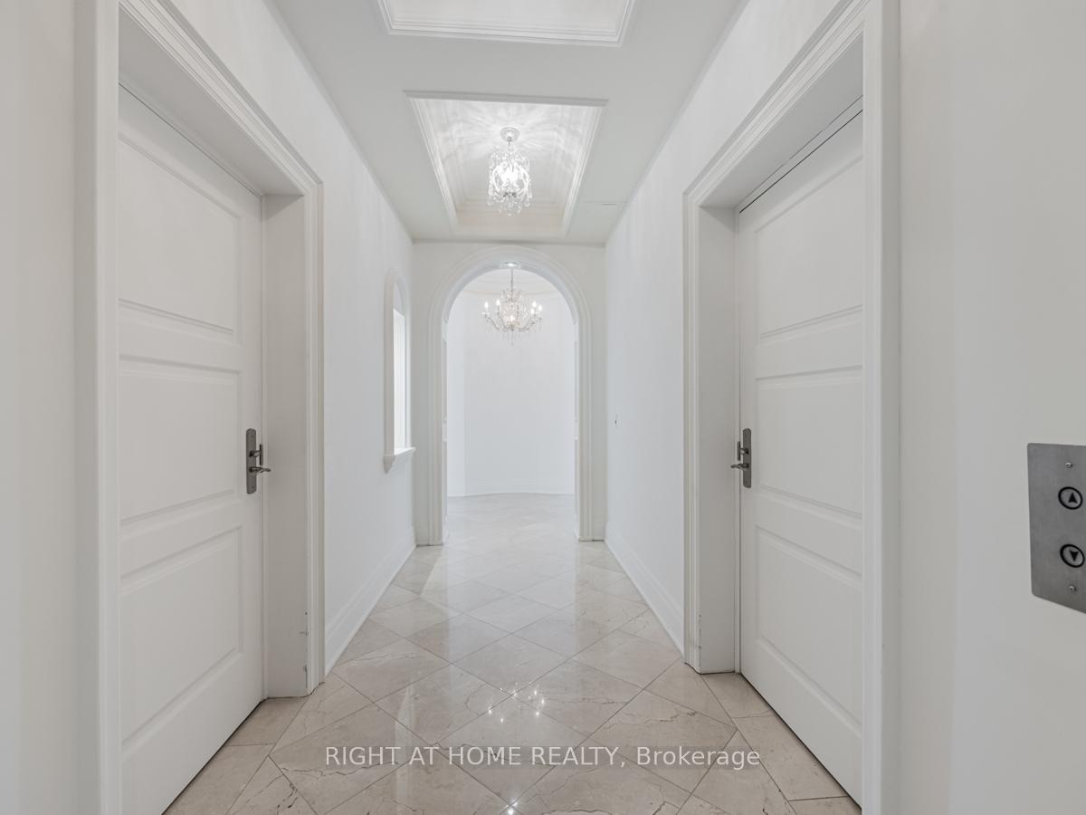 2095 Lake Shore Boulevard W LPH19