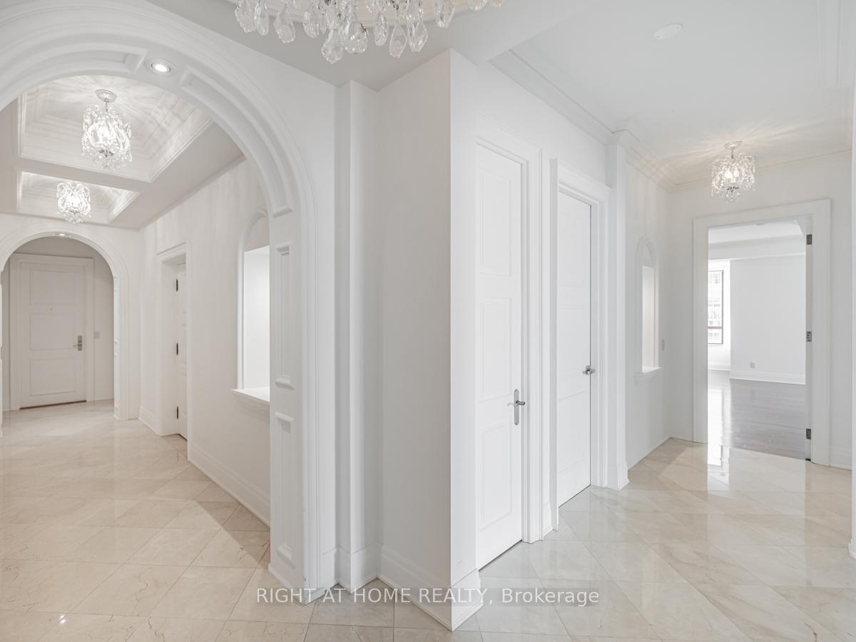 2095 Lake Shore Boulevard W LPH19