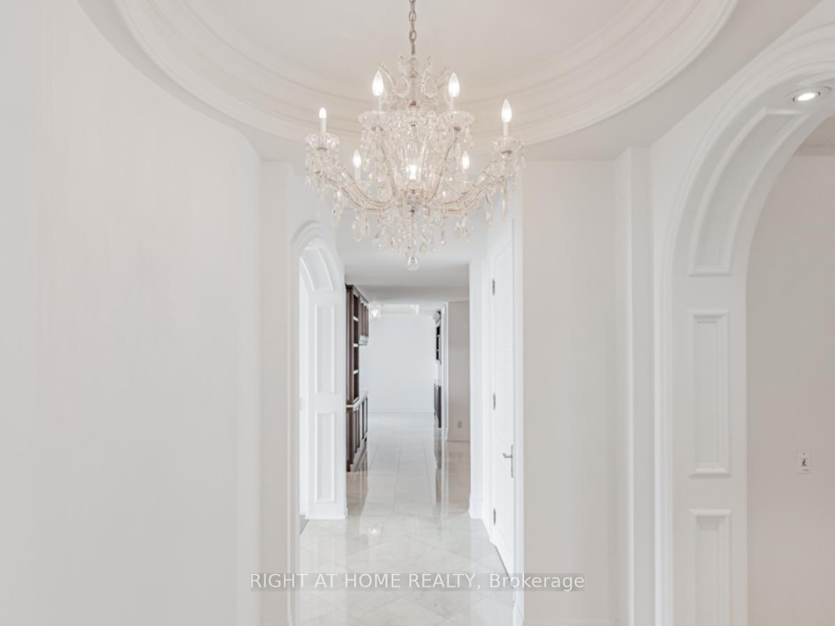 2095 Lake Shore Boulevard W LPH19