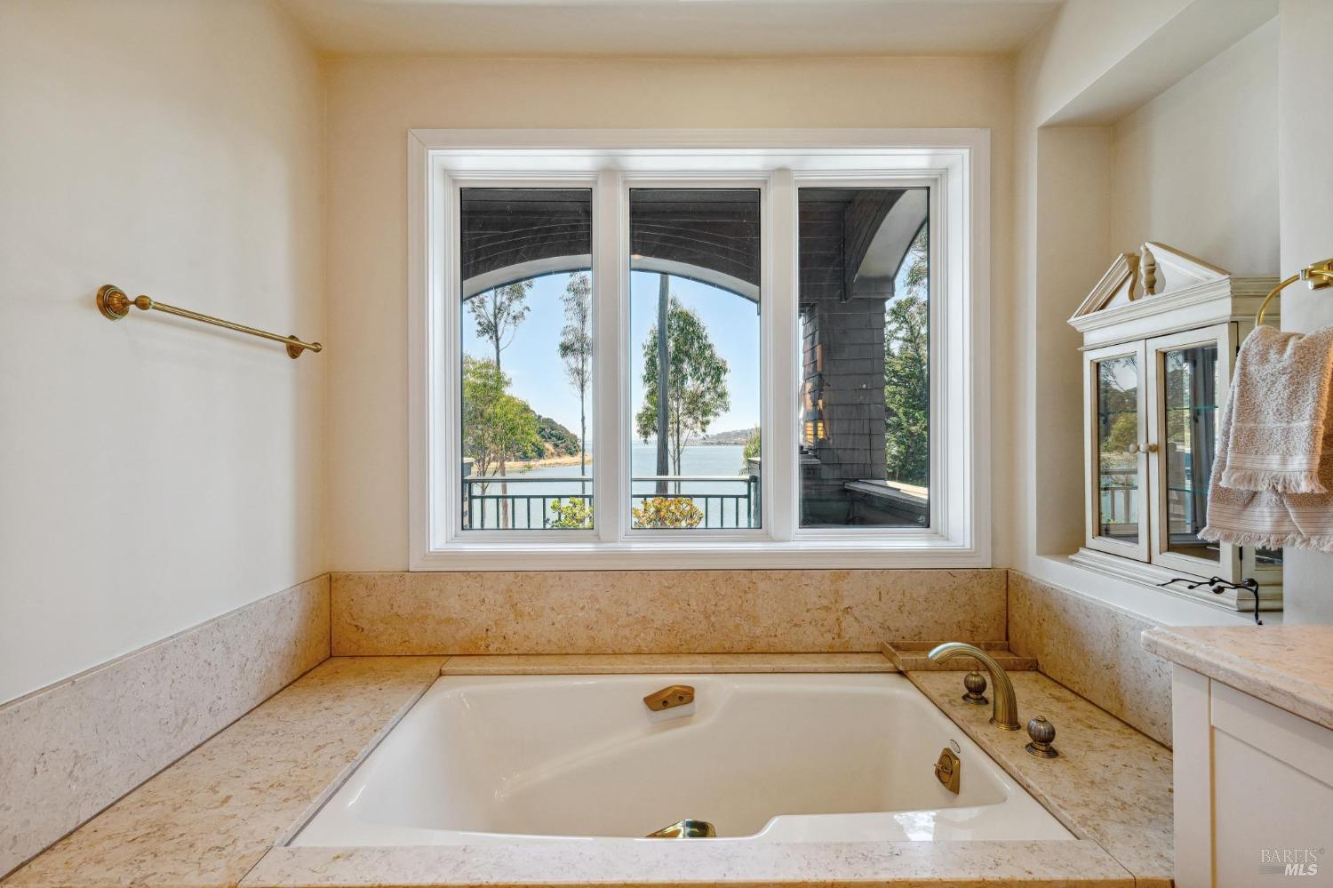 41 De Silva Island Dr