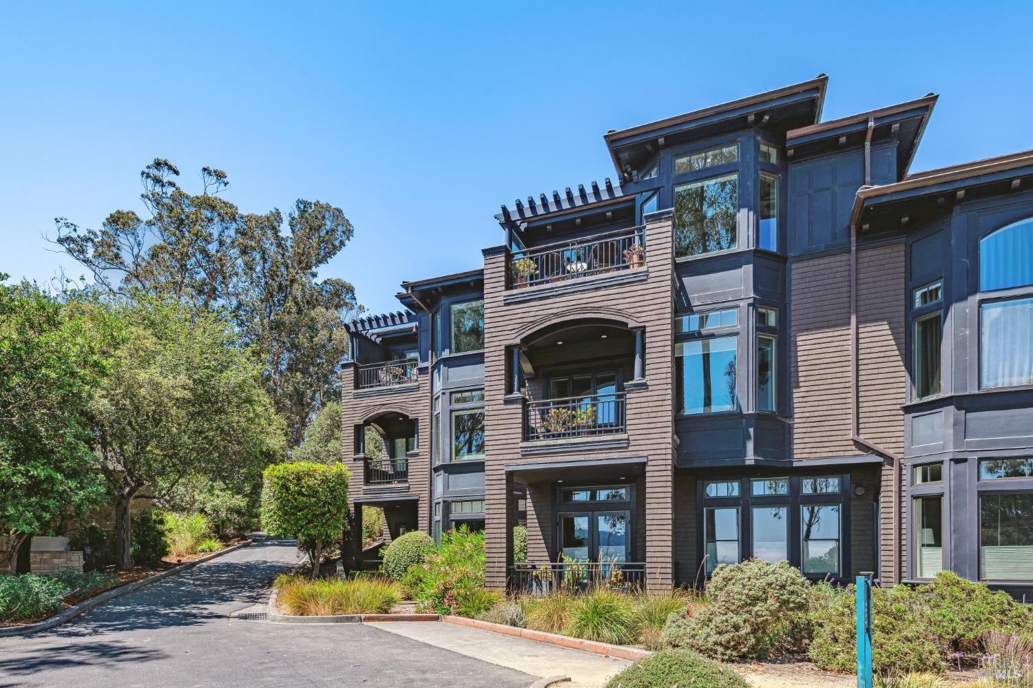 41 De Silva Island Dr