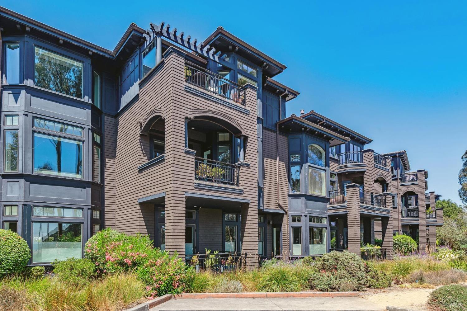 41 De Silva Island Dr