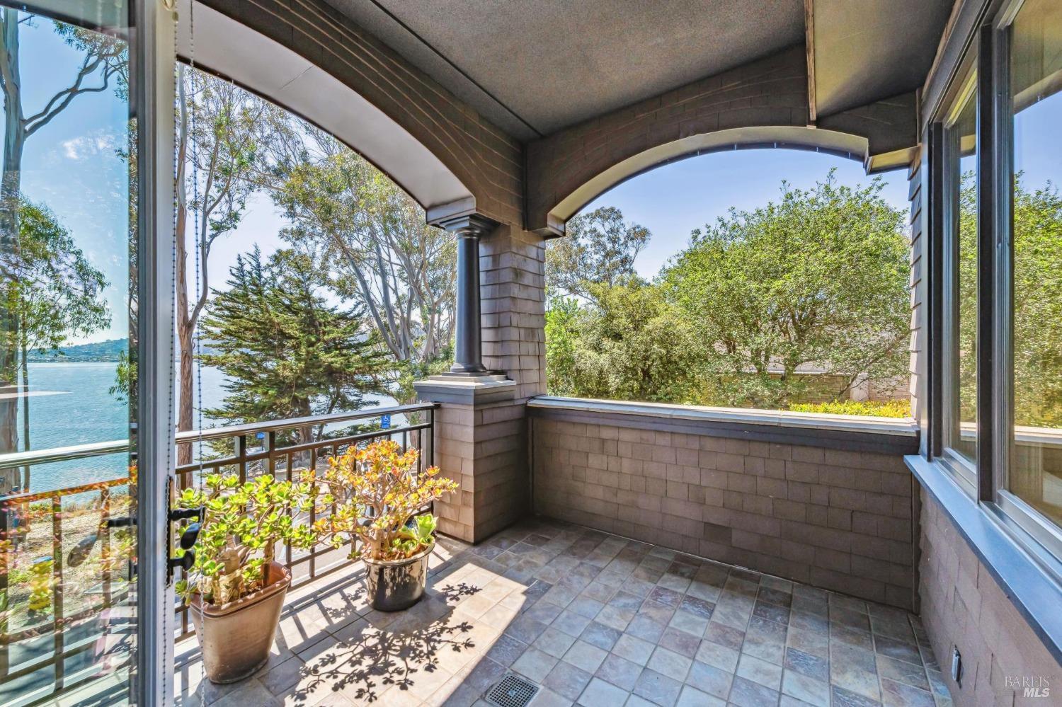 41 De Silva Island Dr