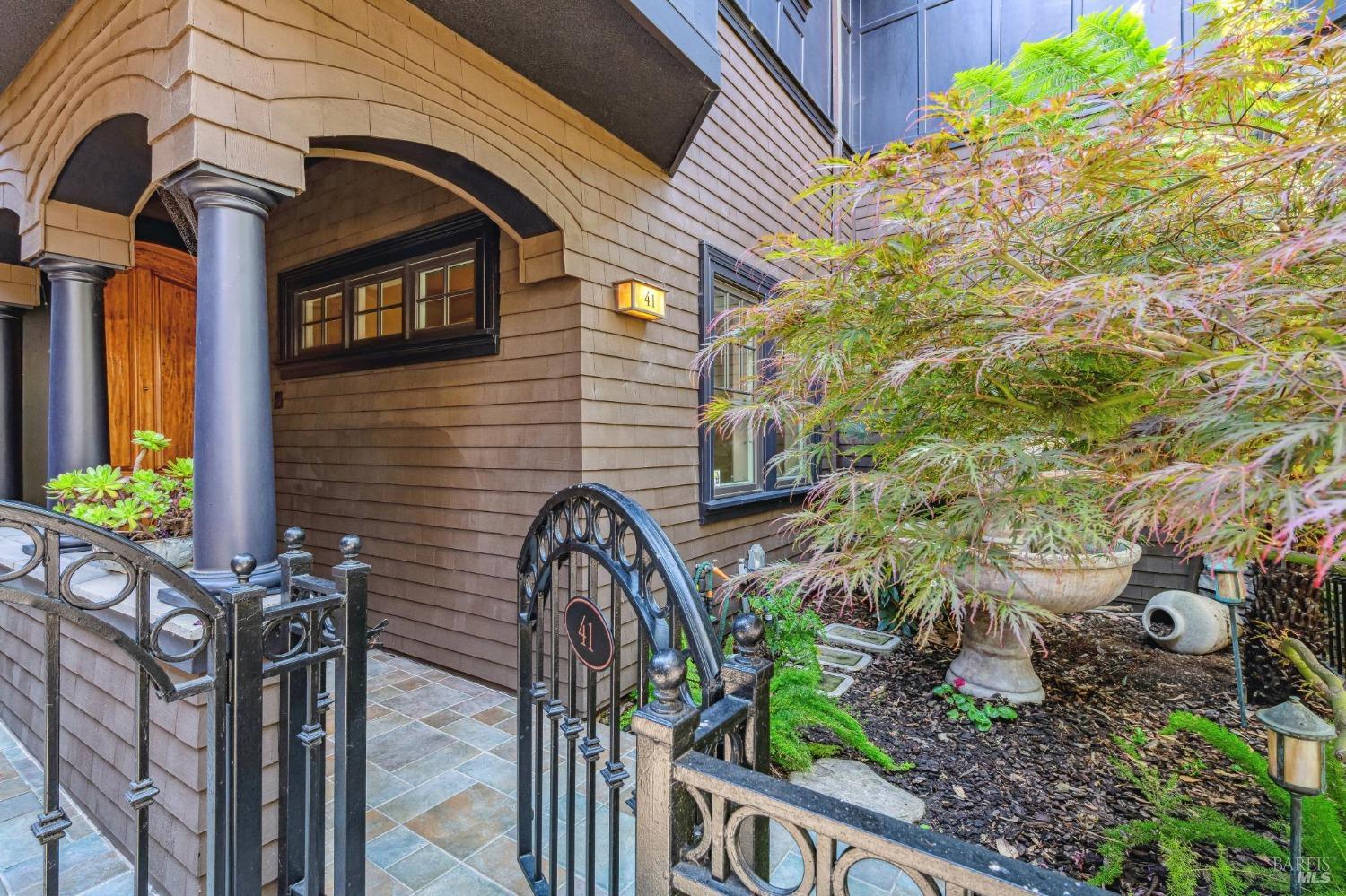 41 De Silva Island Dr