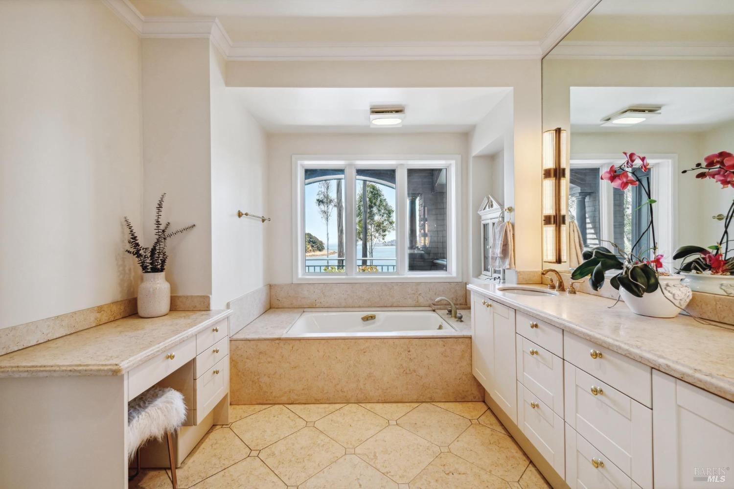 41 De Silva Island Dr