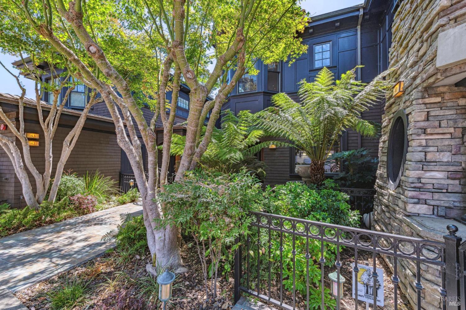 41 De Silva Island Dr