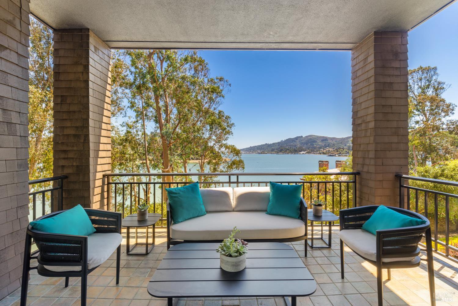 62 De Silva Island Dr