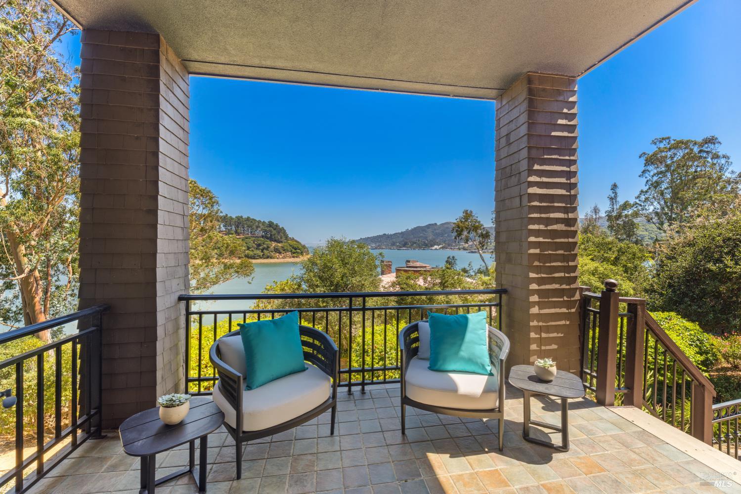 62 De Silva Island Dr