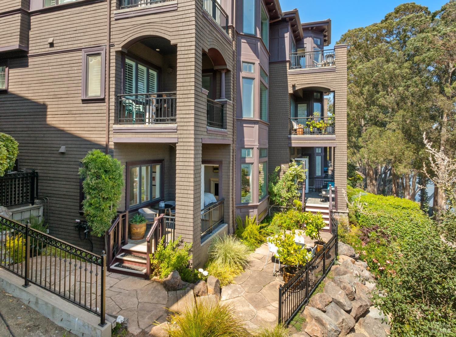 62 De Silva Island Dr