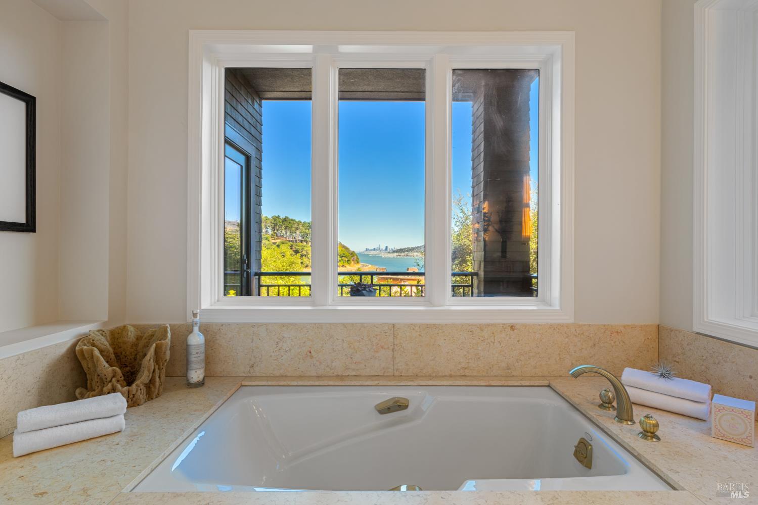 62 De Silva Island Dr