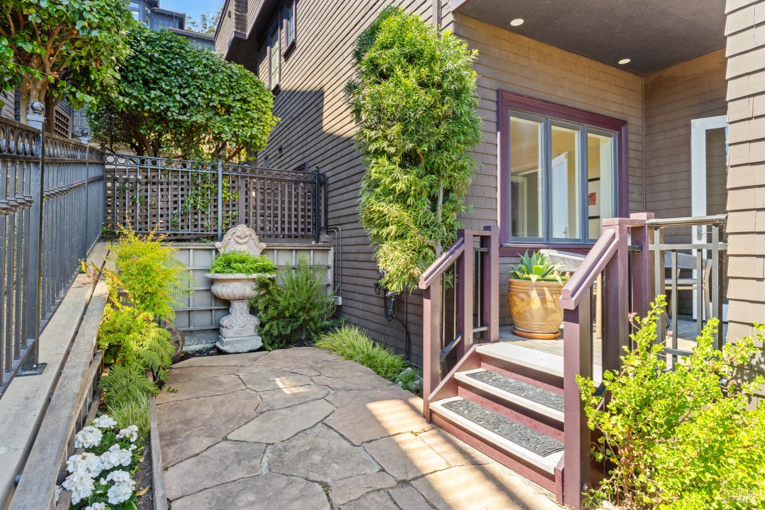 62 De Silva Island Dr