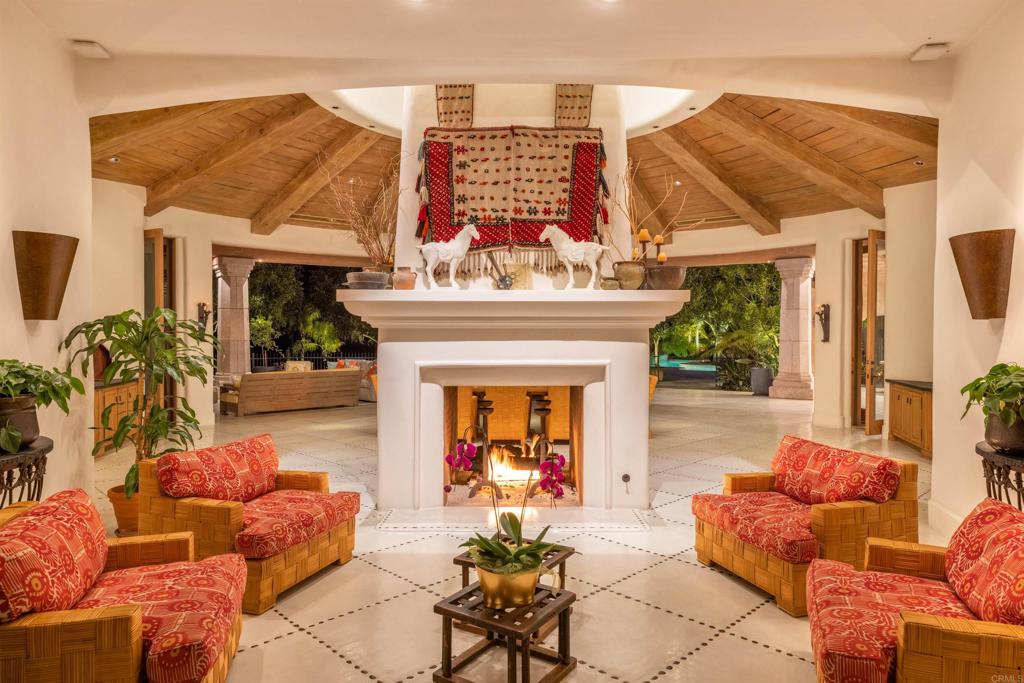 5992 Calle Camposeco