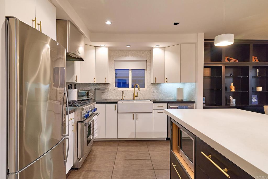 709 Stratford Ct