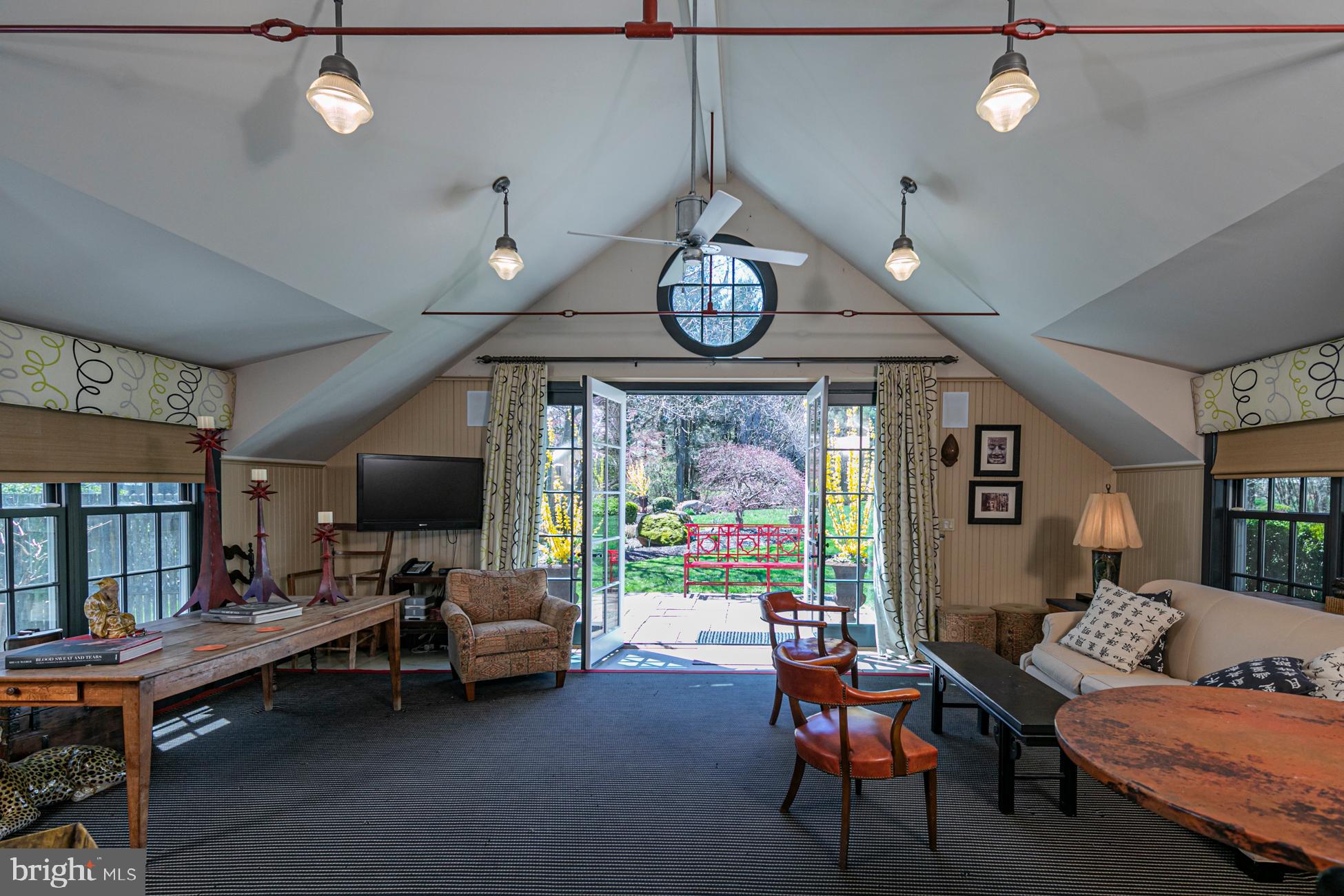 1075 Great Rd