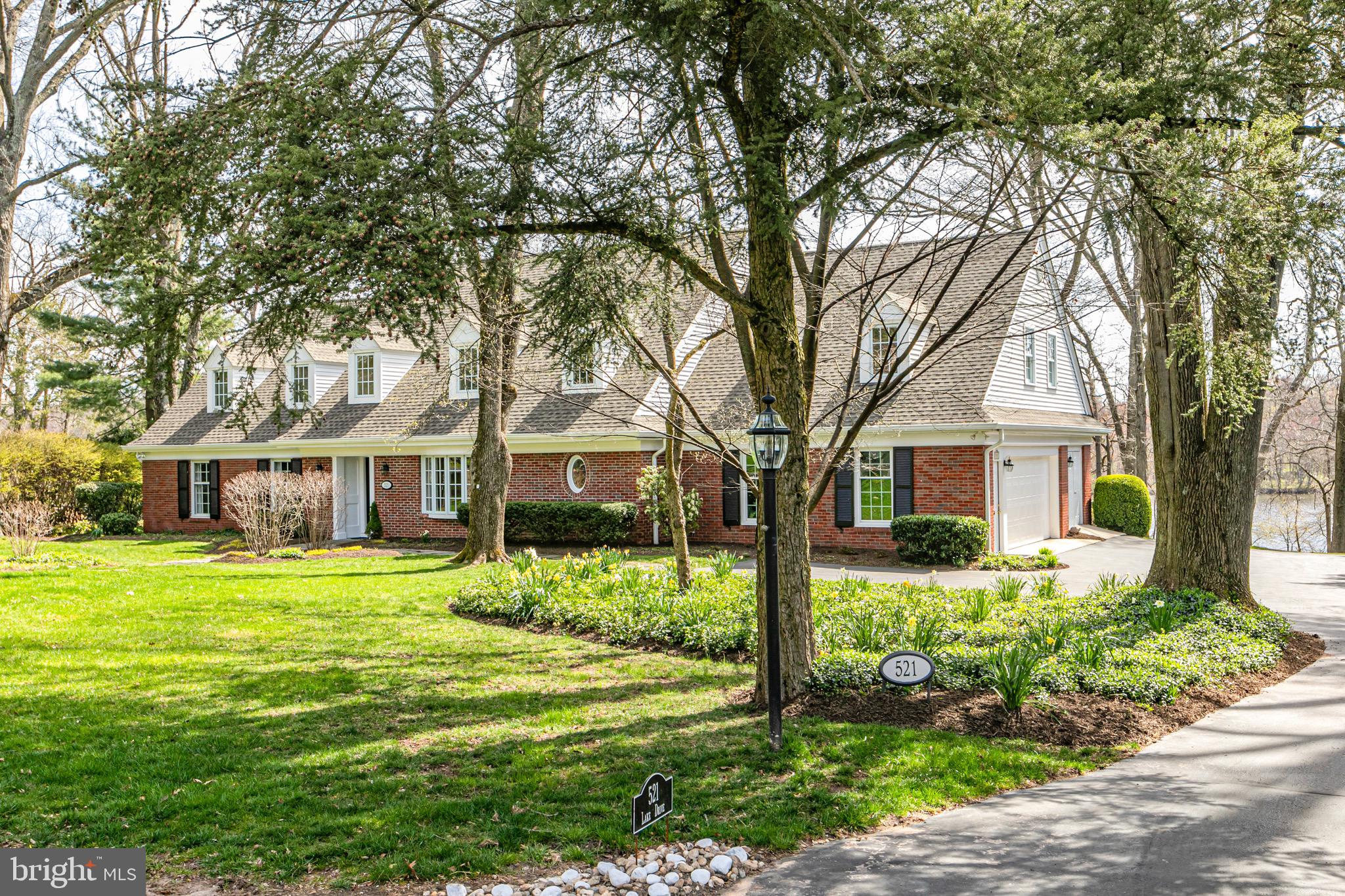 521 Lake Dr