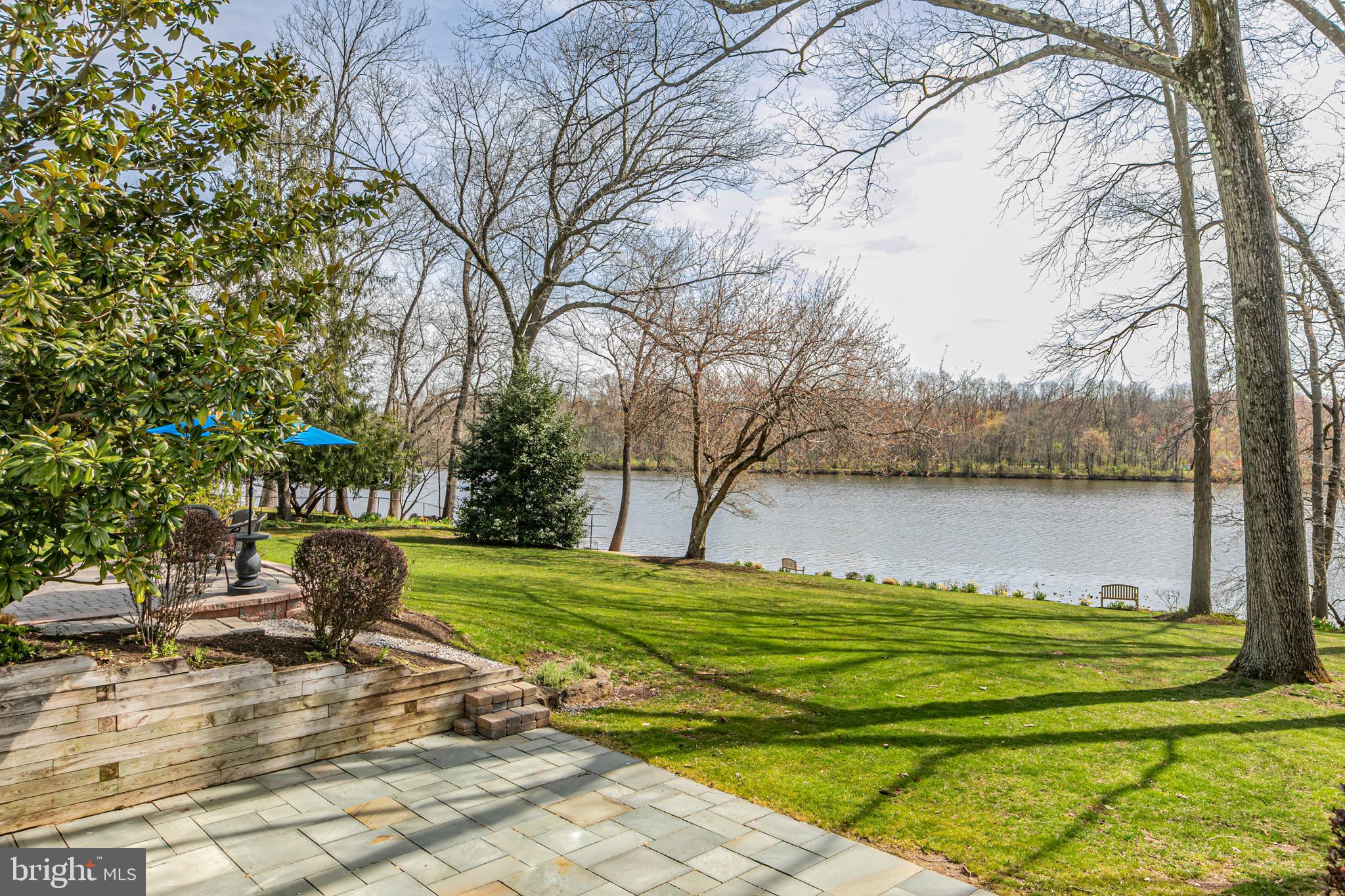 521 Lake Dr
