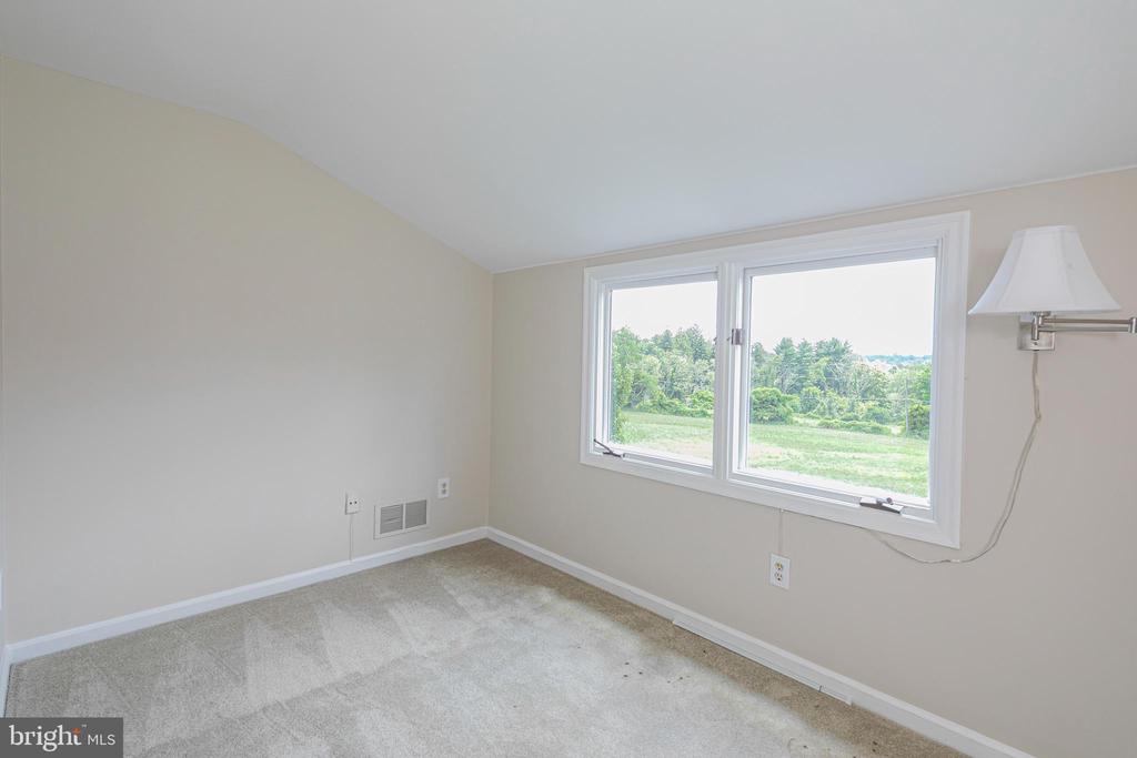 7 COVENTRY FARM LN