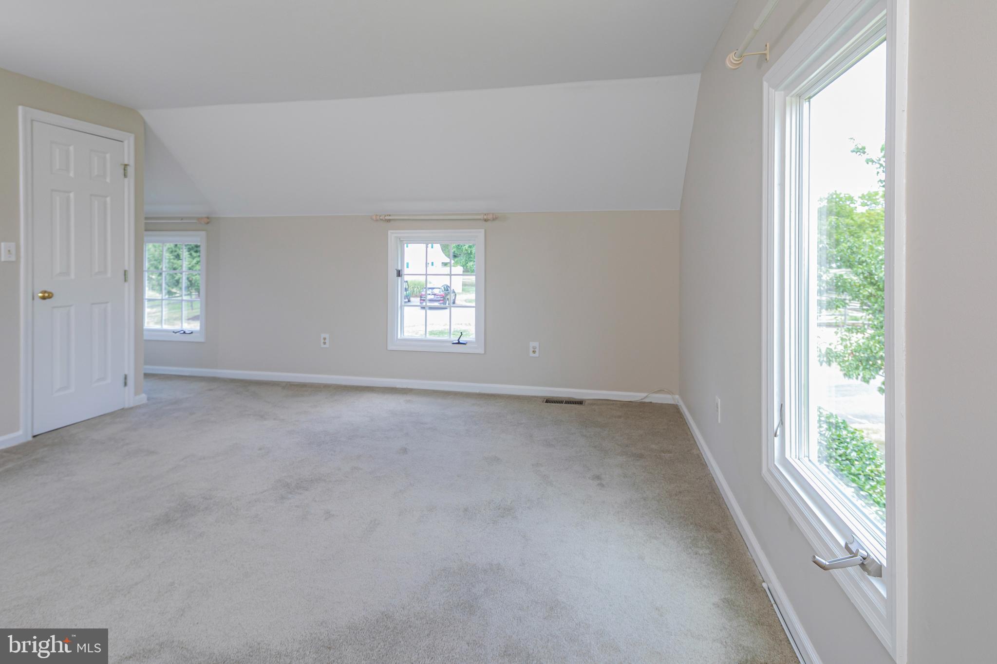 7 COVENTRY FARM LN