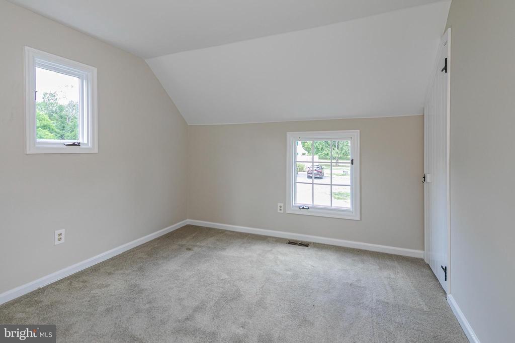 7 COVENTRY FARM LN