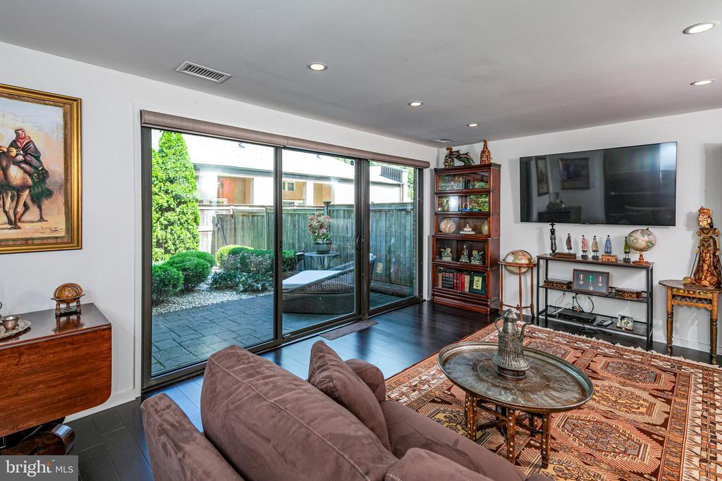 8 Willow St