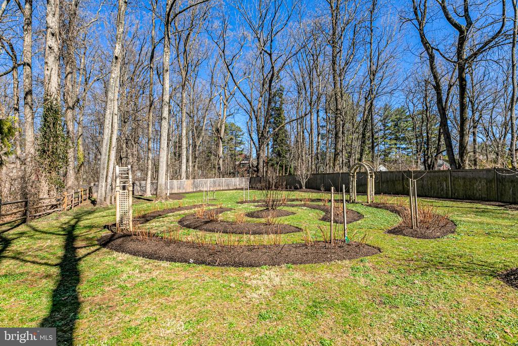 63 Greenhouse Dr