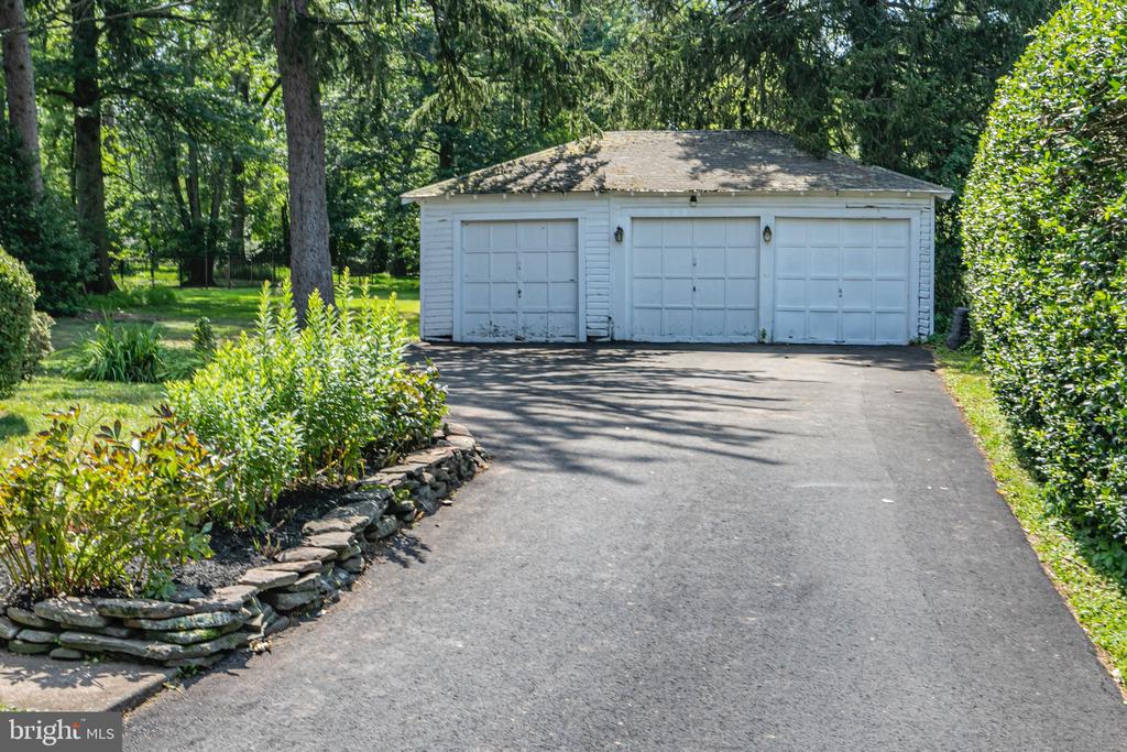 26 Eglantine Ave