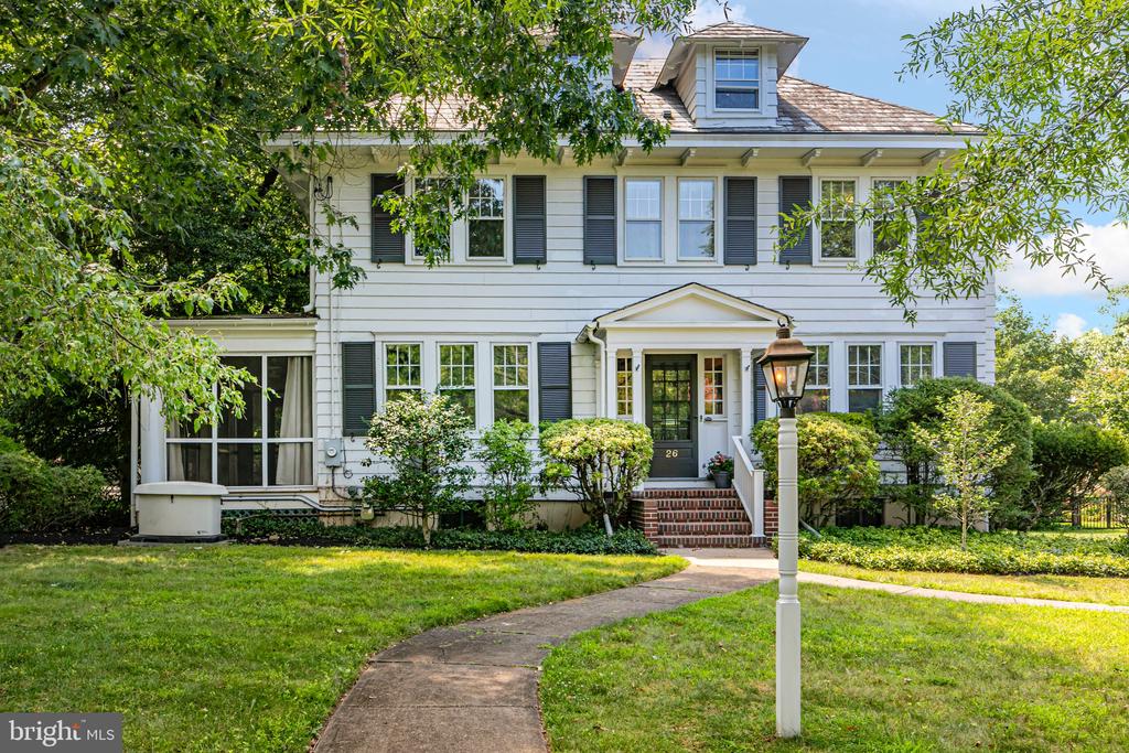 26 Eglantine Ave