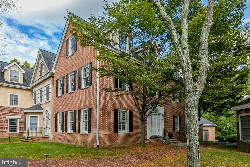 8 GOVERNORS LANE
