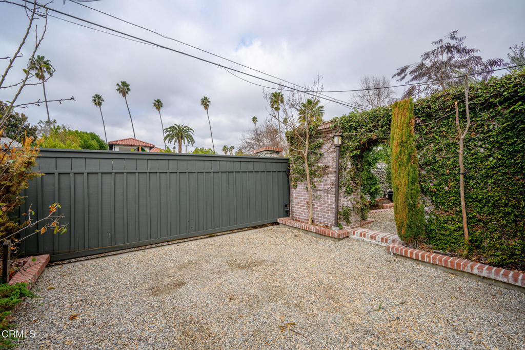 845 847 S Los Robles Avenue