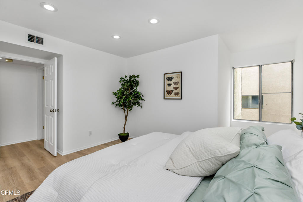 5354 Lindley Avenue 202