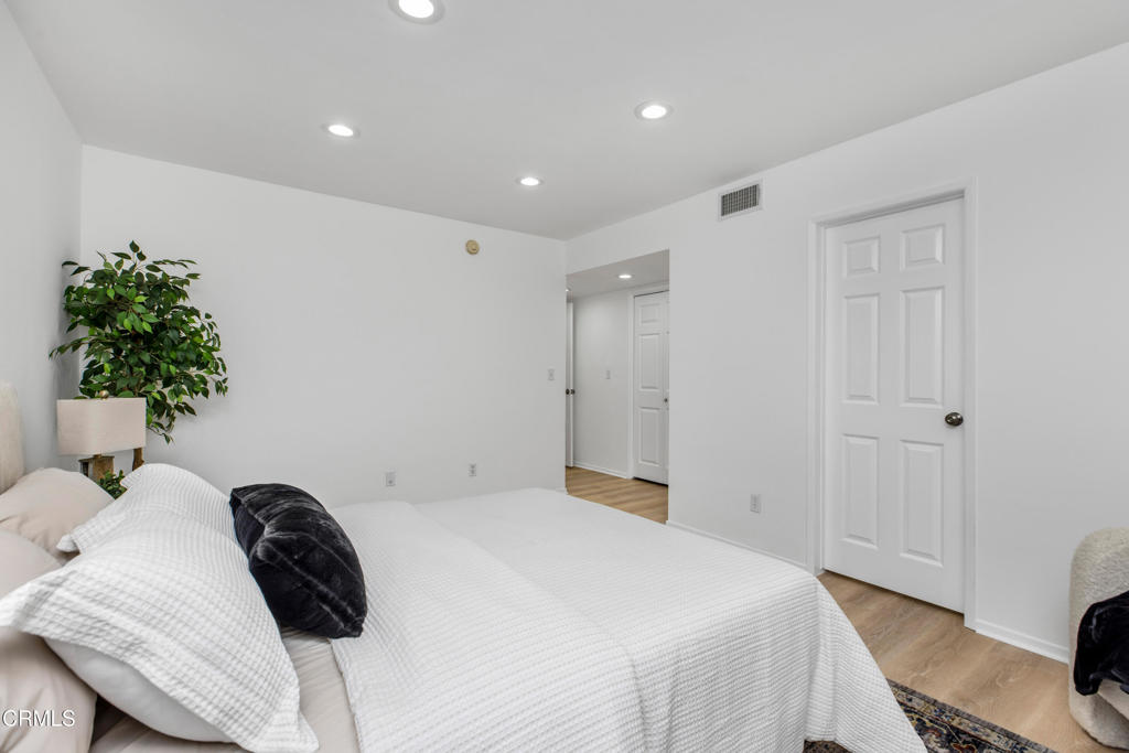 5354 Lindley Avenue 202