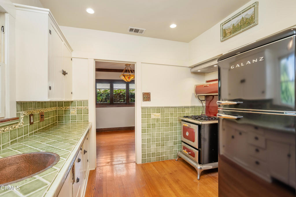 845 847 S Los Robles Avenue