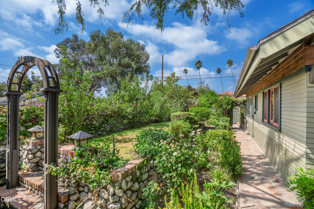 845 847 S Los Robles Avenue