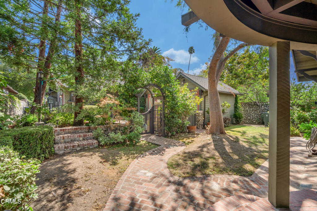 845 847 S Los Robles Avenue