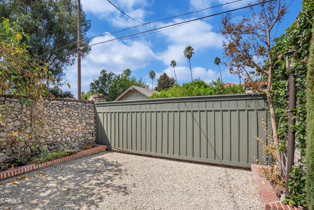 845 847 S Los Robles Avenue