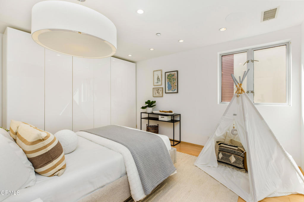 141 S Hudson Avenue 401