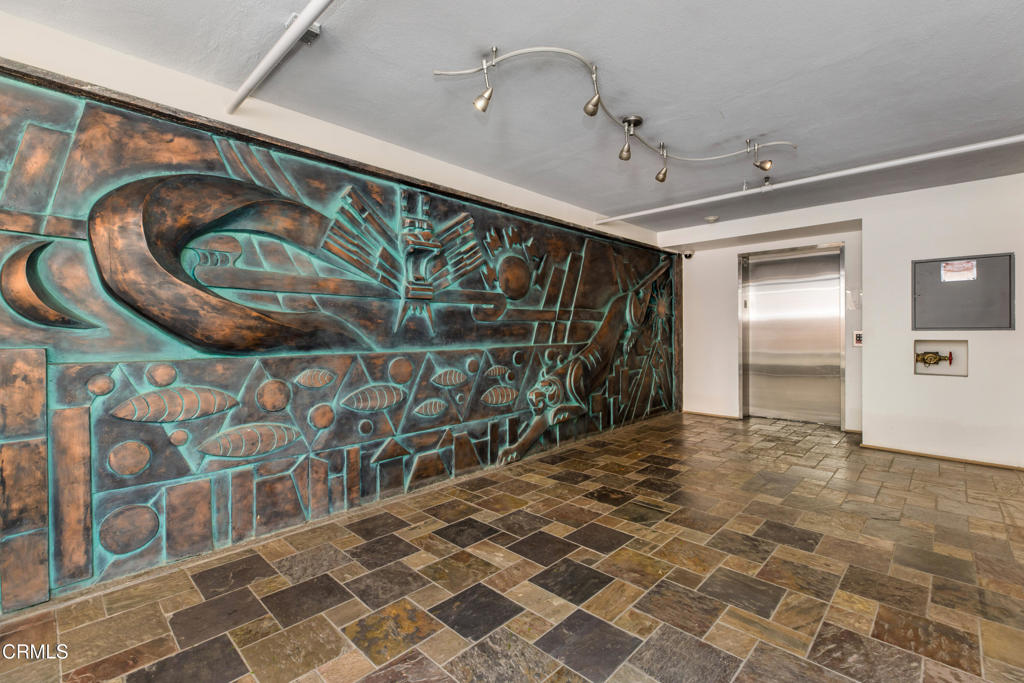 141 S Hudson Avenue 401