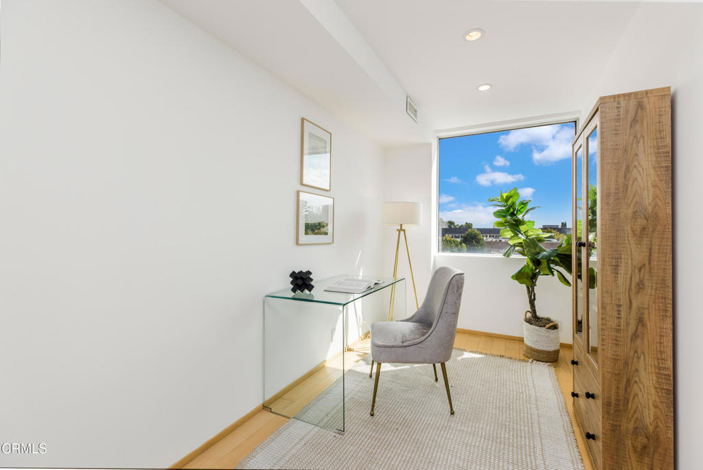 141 S Hudson Avenue 401