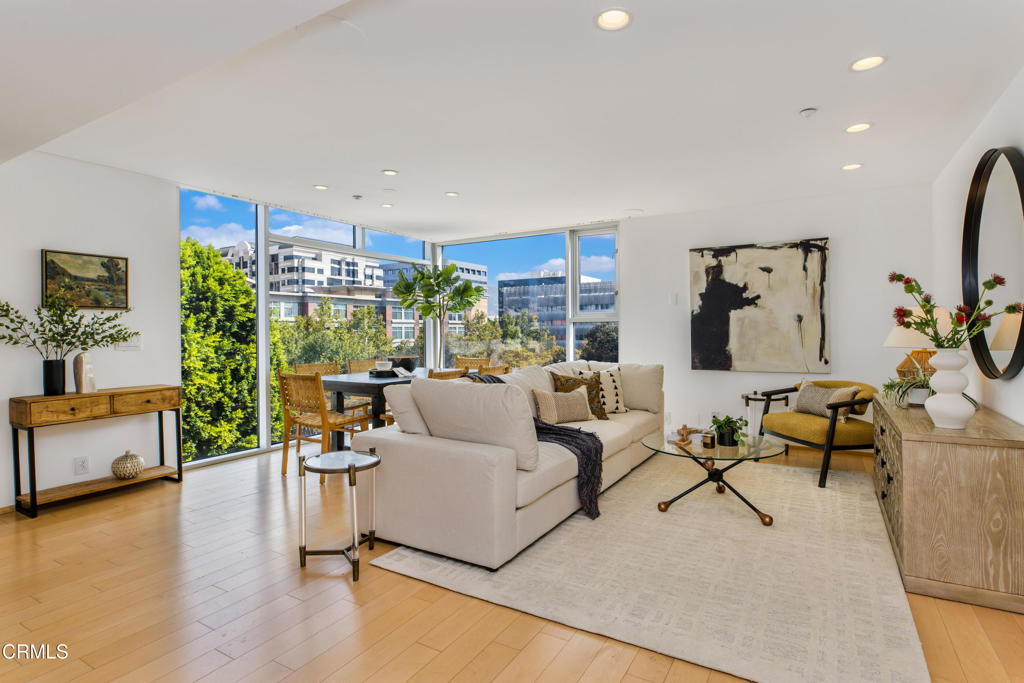 141 S Hudson Avenue 401