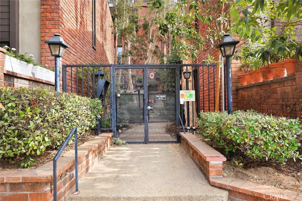 700 S Lake Avenue 140