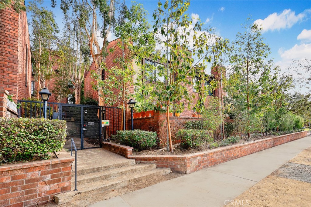 700 S Lake Avenue 140