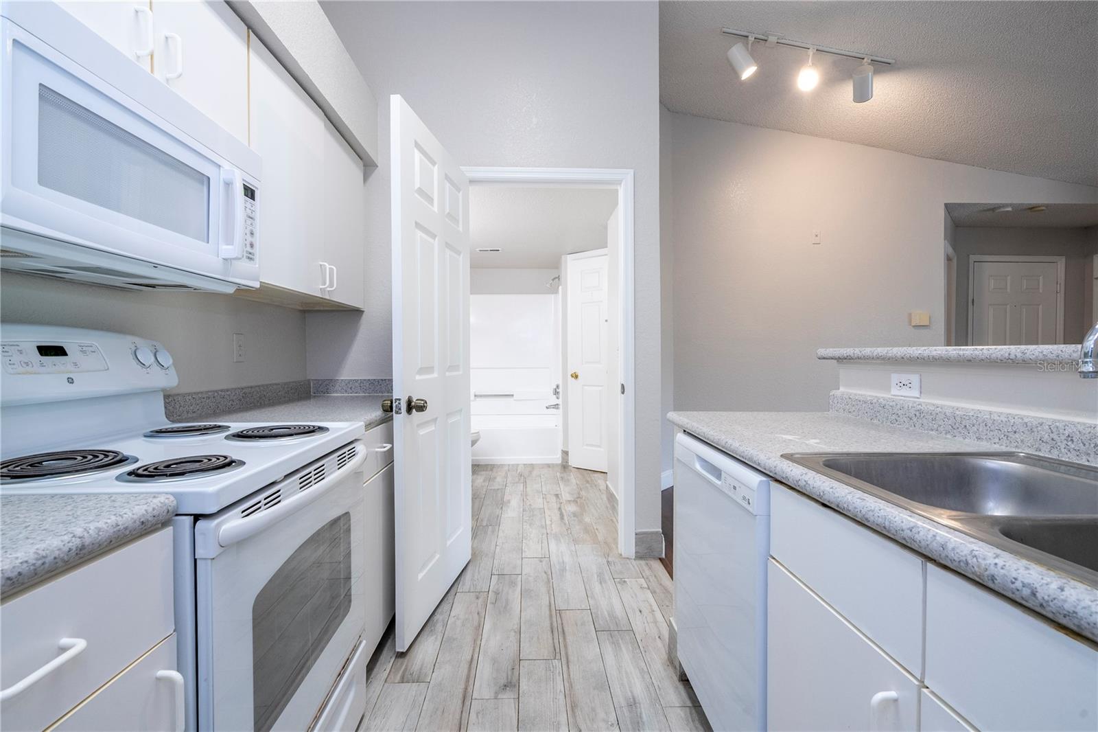 2214 METROPOLITAN WAY #1031