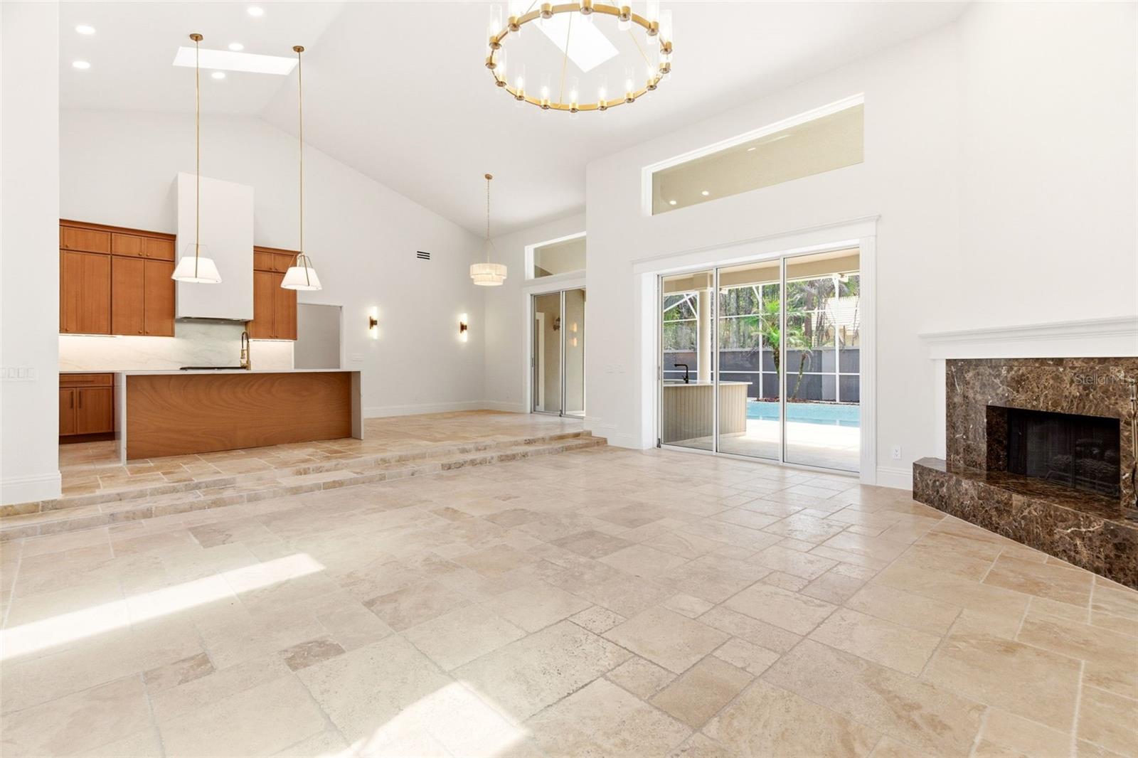 8935 JONATHAN MANOR DR