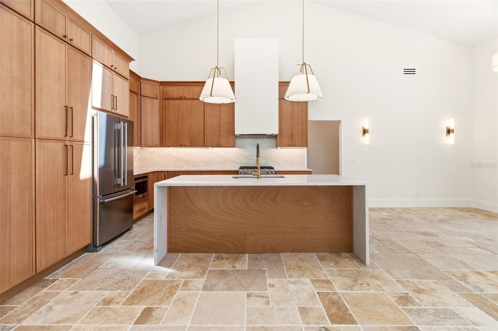 8935 JONATHAN MANOR DR