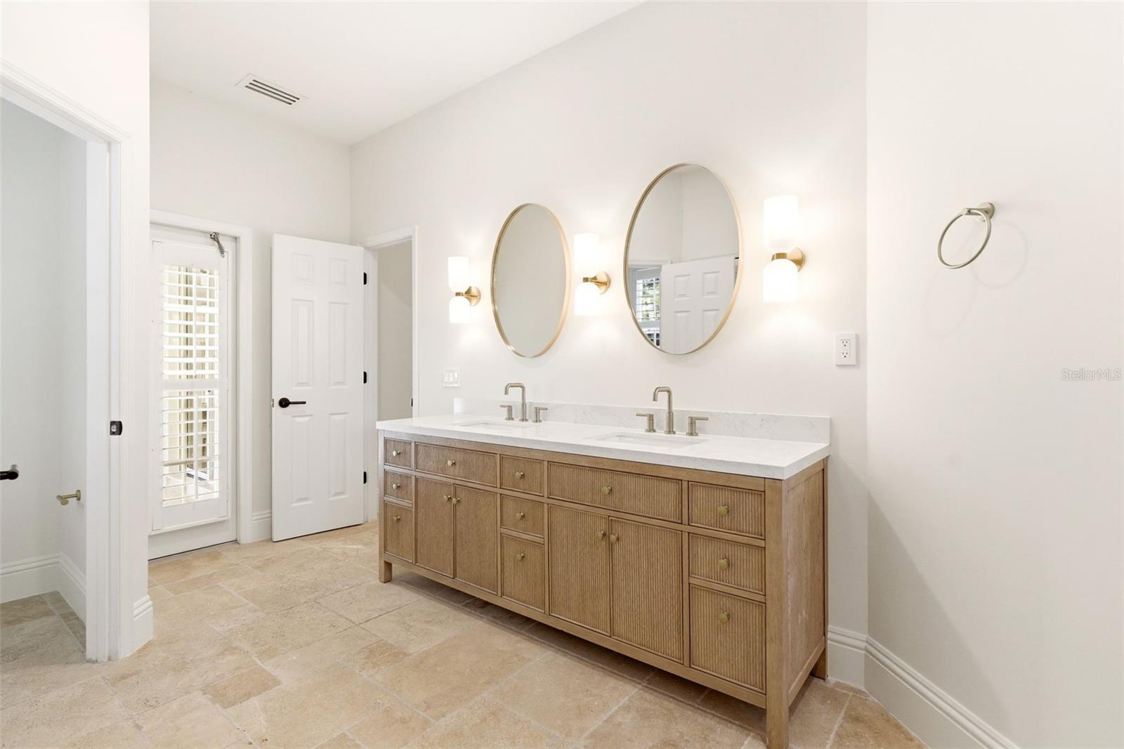 8935 JONATHAN MANOR DR