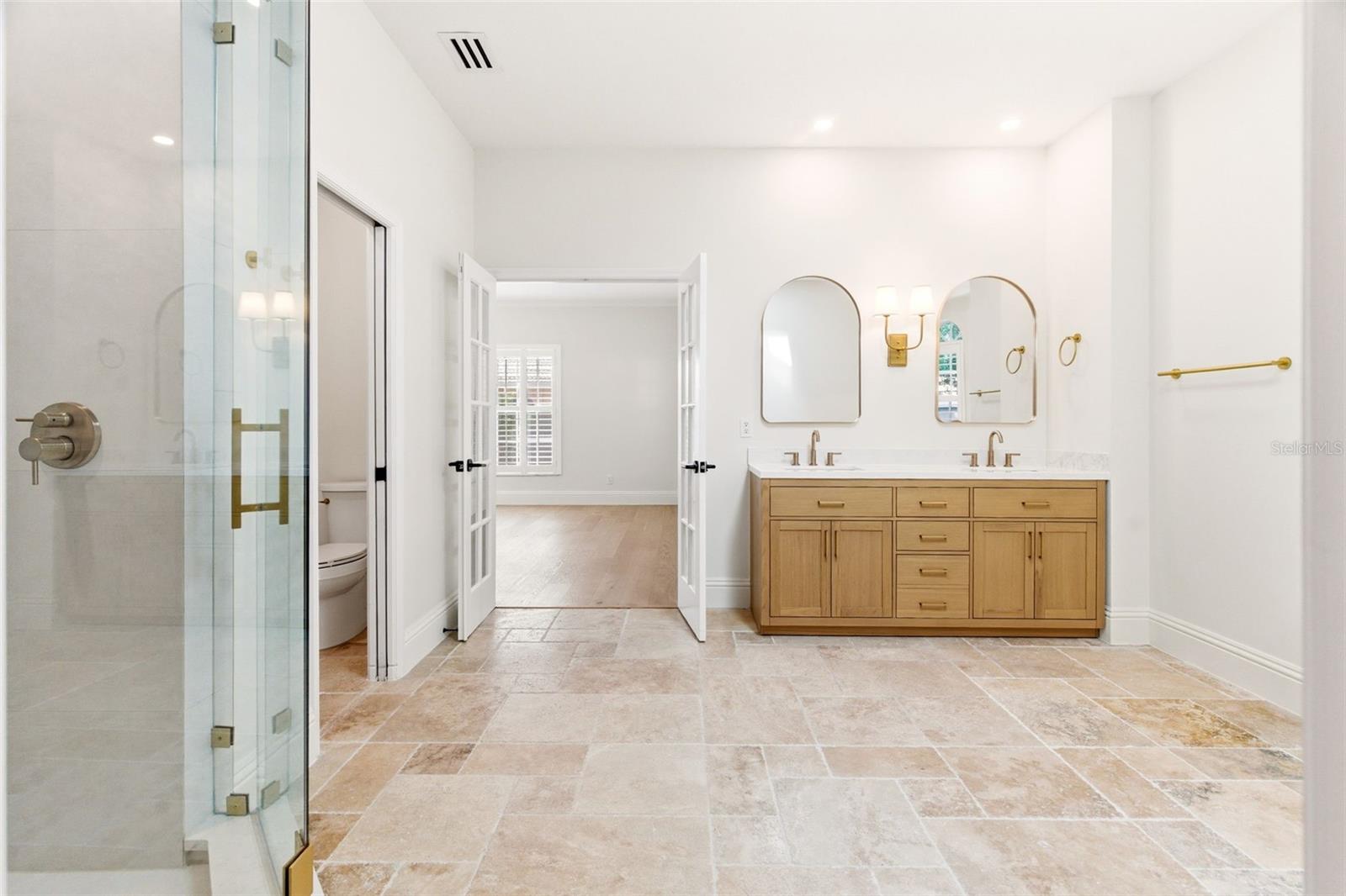 8935 JONATHAN MANOR DR