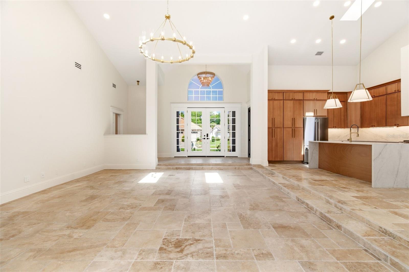 8935 JONATHAN MANOR DR