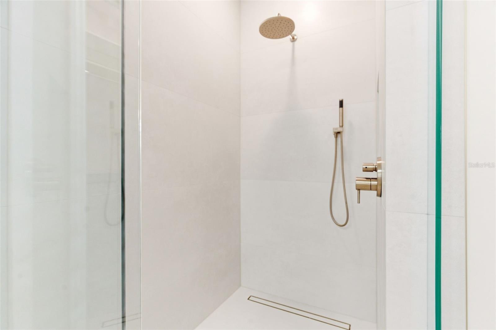 8935 JONATHAN MANOR DR